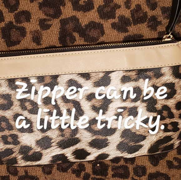❤Nine West Clutch.  Leopard Print used once. The zipper can be somewhat tricky. - Picture 5 of 9